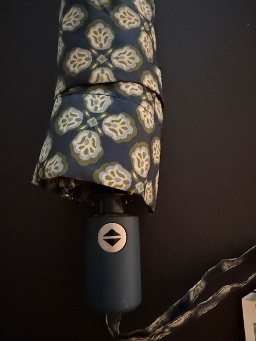 Vera Bradley Butter Cookie Medallion Folding Umbrella NWT - Picture 4 of 4